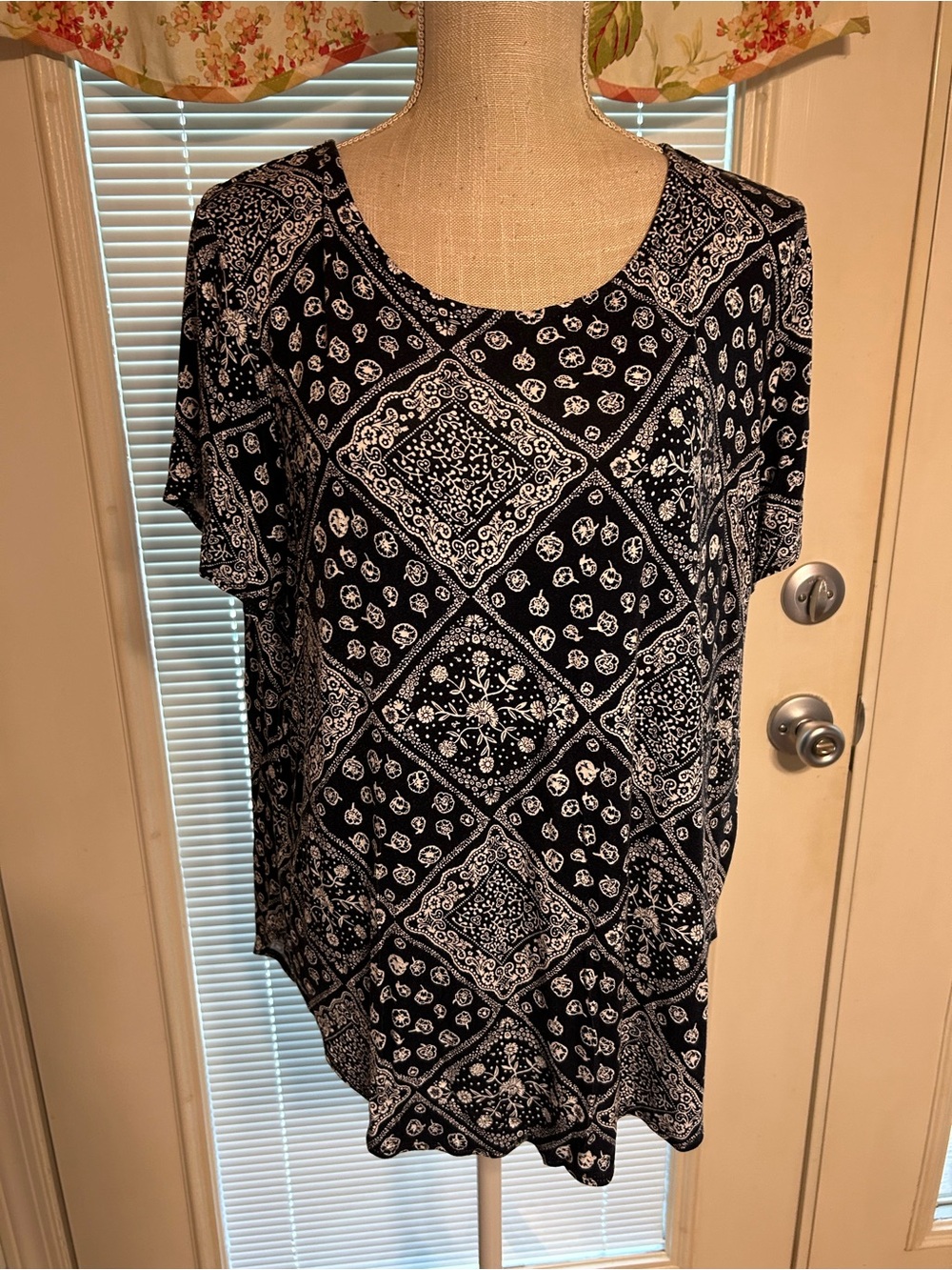 Blouse #7004 - Picture 2 of 5